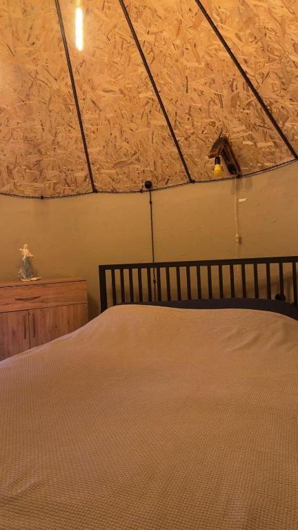 ein Schlafzimmer mit einem Bett in einem Zimmer mit einer Decke in der Unterkunft Byurakan Pandok in Byurakan