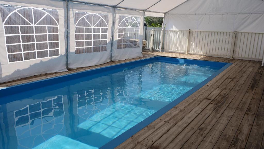 Bazén v ubytování אחוזת חושן nebo v jeho okolí