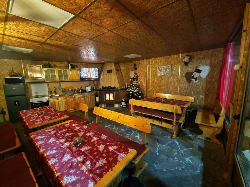 Rebeka Guest House في تريفنا: مطبخ به طاولتان وشجرة عيد الميلاد