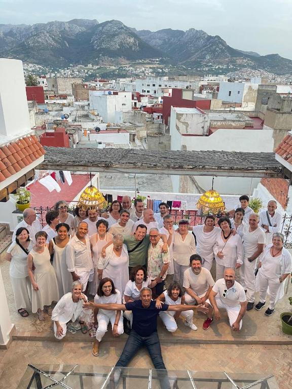 un grupo de personas posando para una foto en un techo en Dar Rehla, en Tetuán