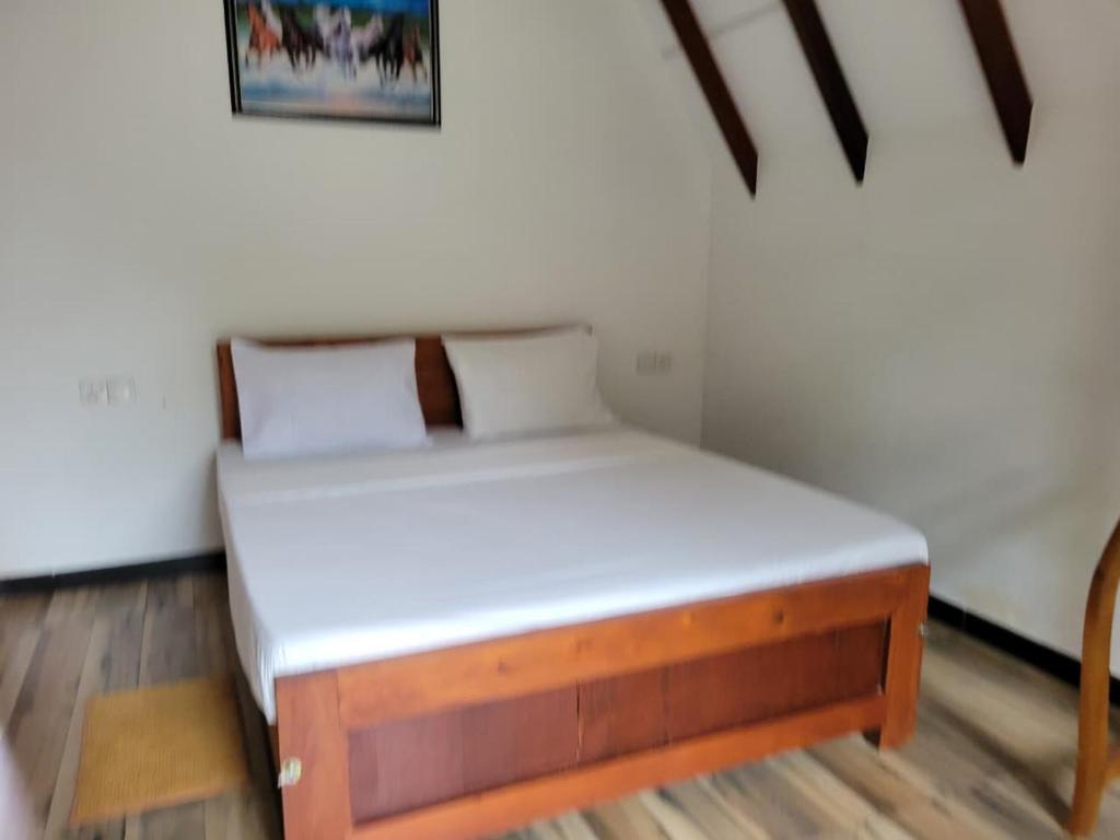 Una cama o camas en una habitación de Ever Top Resort Kithulgala