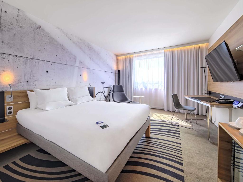 Ένα ή περισσότερα κρεβάτια σε δωμάτιο στο Novotel Kraków Centrum