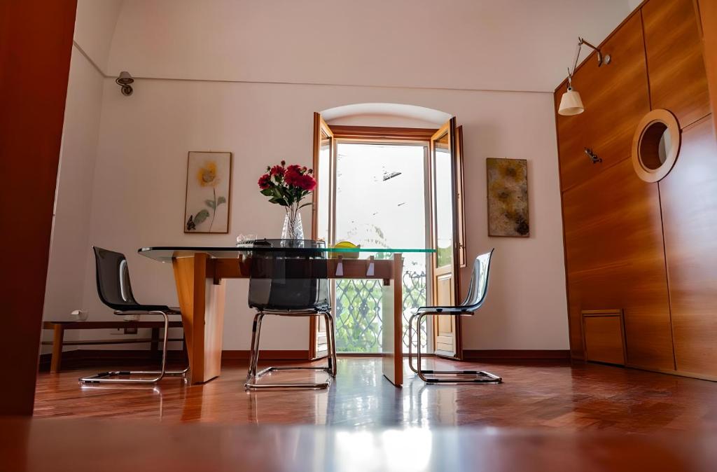 a dining room with a table and chairs and a mirror at La finestra sulla piazza in Pisticci