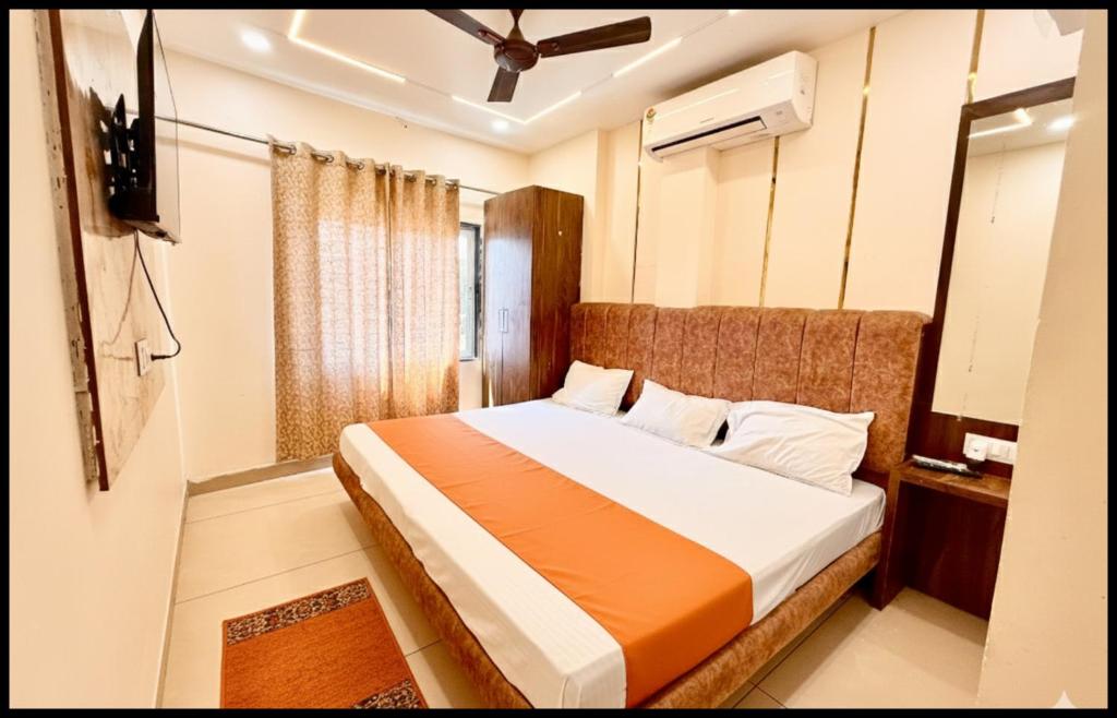 Postel nebo postele na pokoji v ubytování Hotel New Fortune Premium- Mahakal Temple Fully Air Conditioned rooms,wifi And Parking Available, BEST HOTEL IN UJJAIN