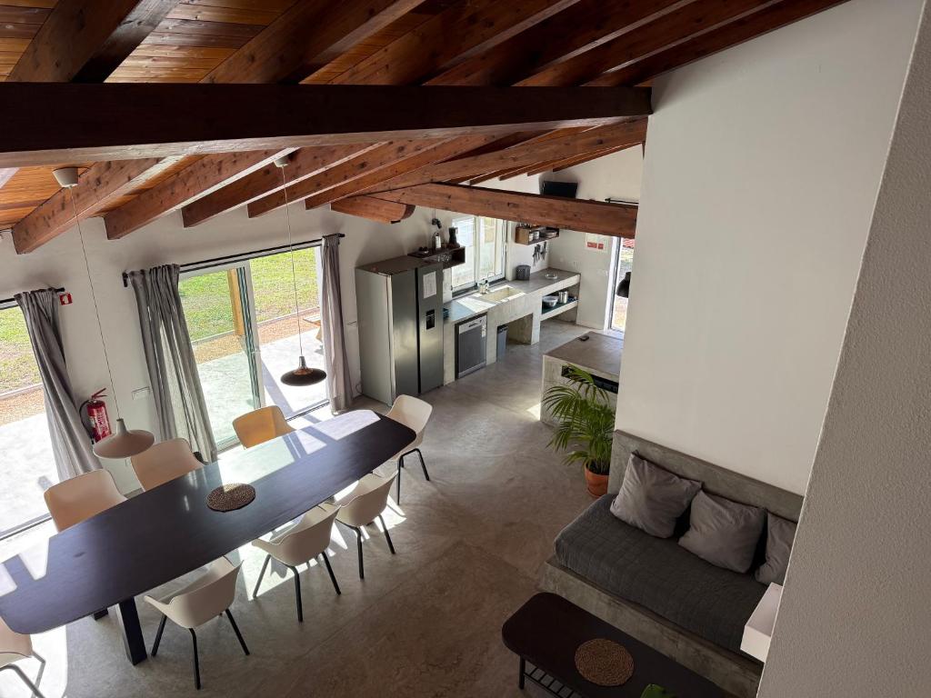 una cucina e una sala da pranzo con tavolo e sedie di Global Chill Farm Loft a Rogil