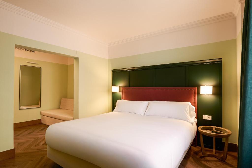 Honest Granada Hotel - 11