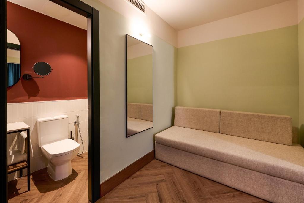 Honest Granada Hotel - 12