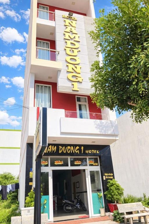 a building with a sign that reads jam dum dums i house at Nam Dương 1 Hotel in Phan Rang–Tháp Chàm