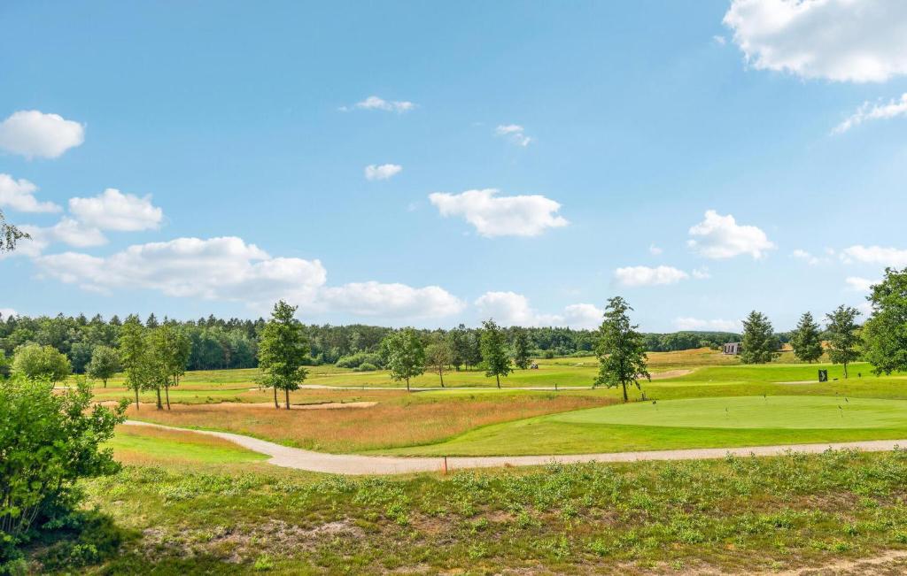 Γήπεδο γκολφ σε αυτό το διαμέρισμα ή στη γύρω περιοχή