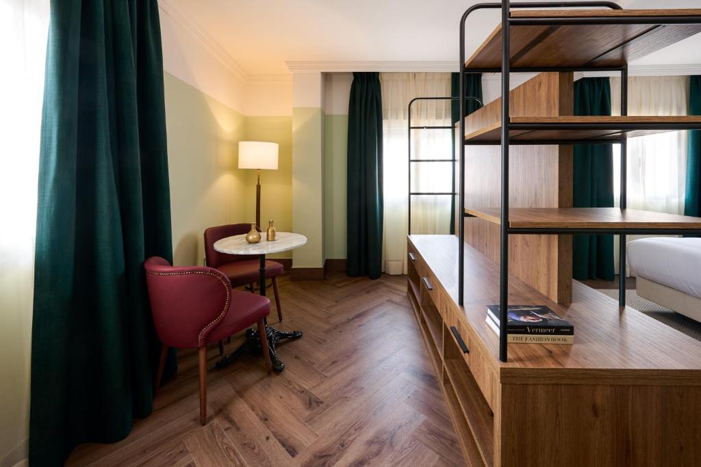 Honest Granada Hotel - 17