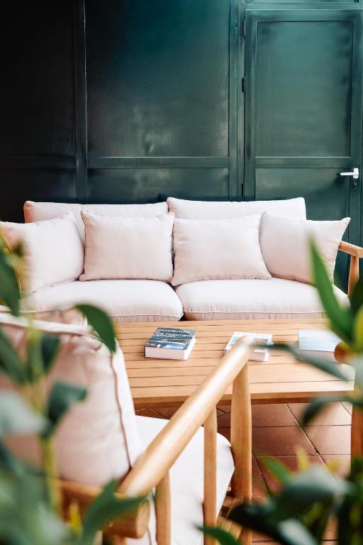 Honest Granada Hotel - 16