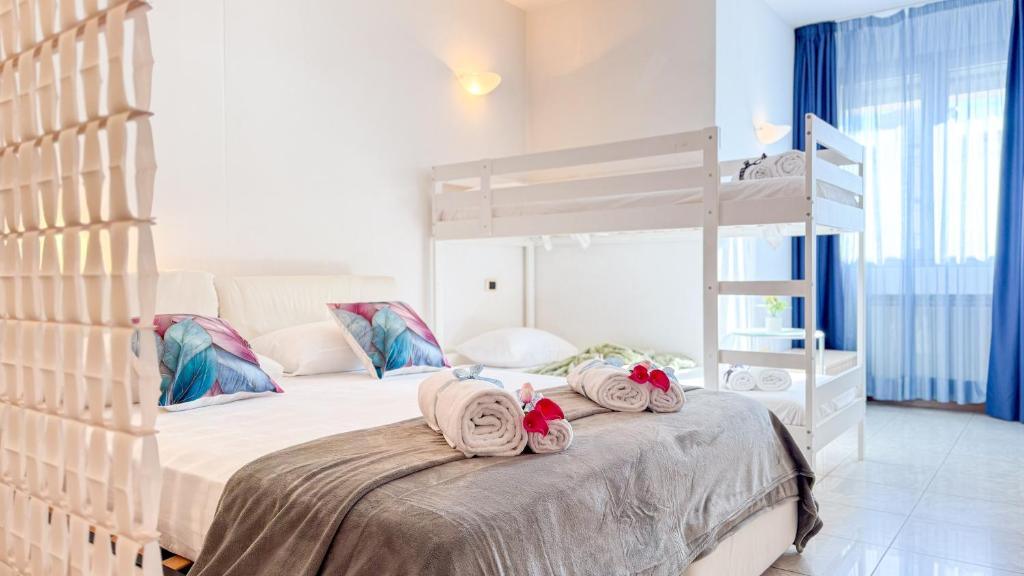 a bedroom with two bunk beds with towels on the bed at Liam Leo Suite by Ca-Sa Check in Chioggia