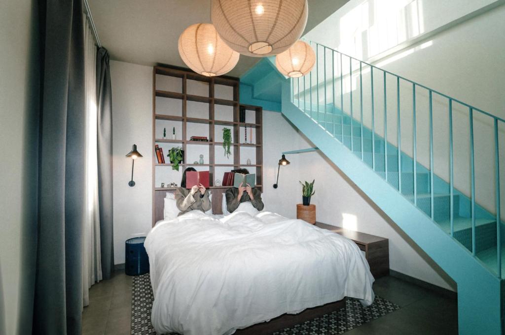 Postel nebo postele na pokoji v ubytování Dogpound Hotel