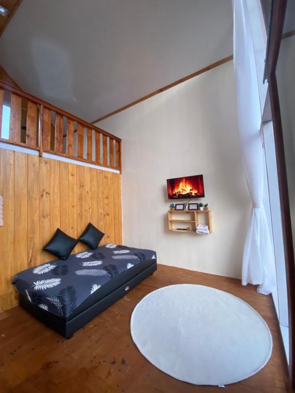 Ένα ή περισσότερα κρεβάτια σε δωμάτιο στο Cabin wahyu abadi near prau Mountain type mezzanine