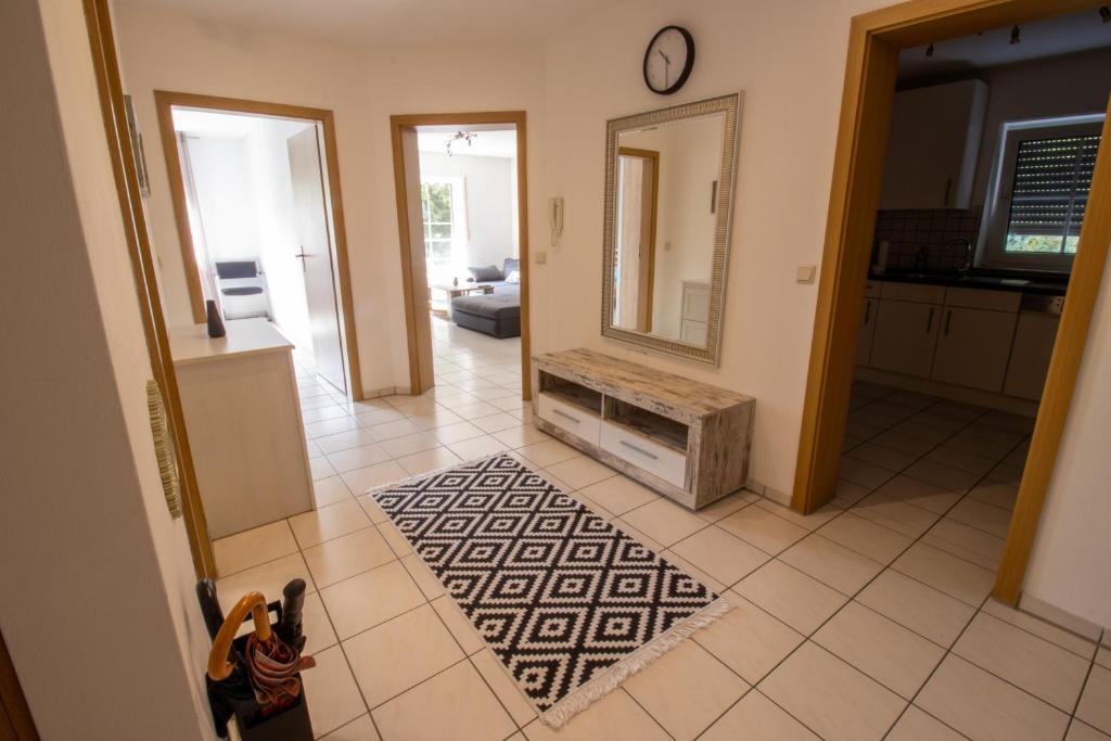 een blik op een woonkamer met open haard bij Ferienwohnung Josi in Ebermannstadt