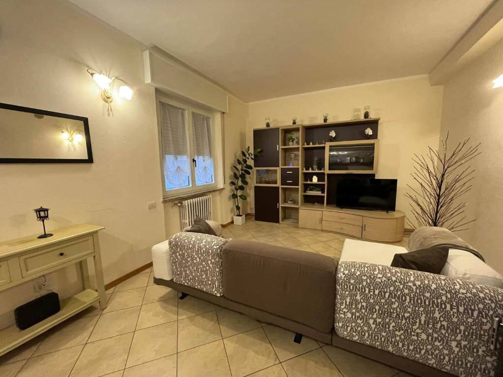 Casa di Marina في سان جيوفاني بيانكو: غرفة معيشة مع أريكة وتلفزيون بشاشة مسطحة