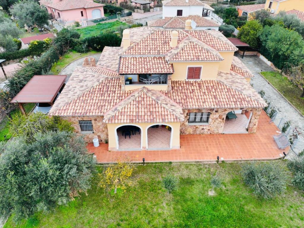 an aerial view of a house with a roof at Villa Pinna in San Teodoro