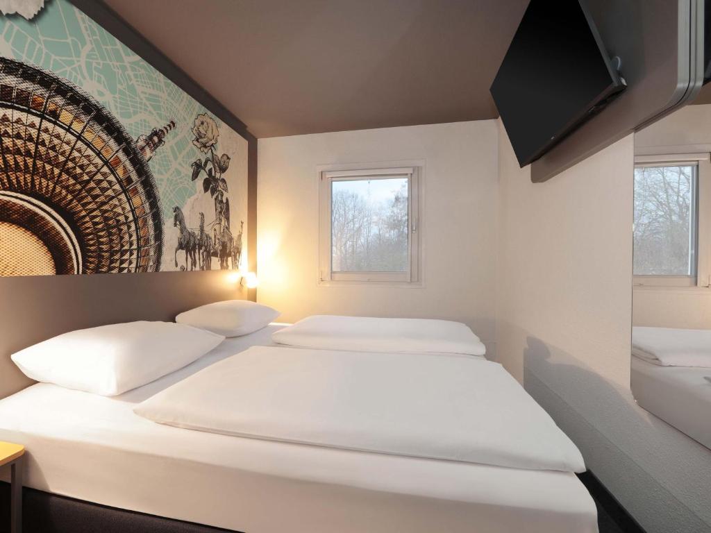 Postel nebo postele na pokoji v ubytování B&B HOTEL Berlin Genshagen-Nord