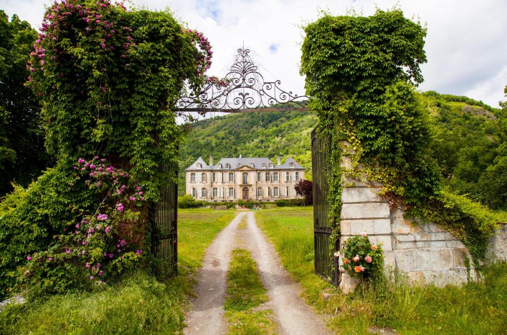 Chateau de Gudanes في Château-Verdun: ممر أمام منزل به زهور