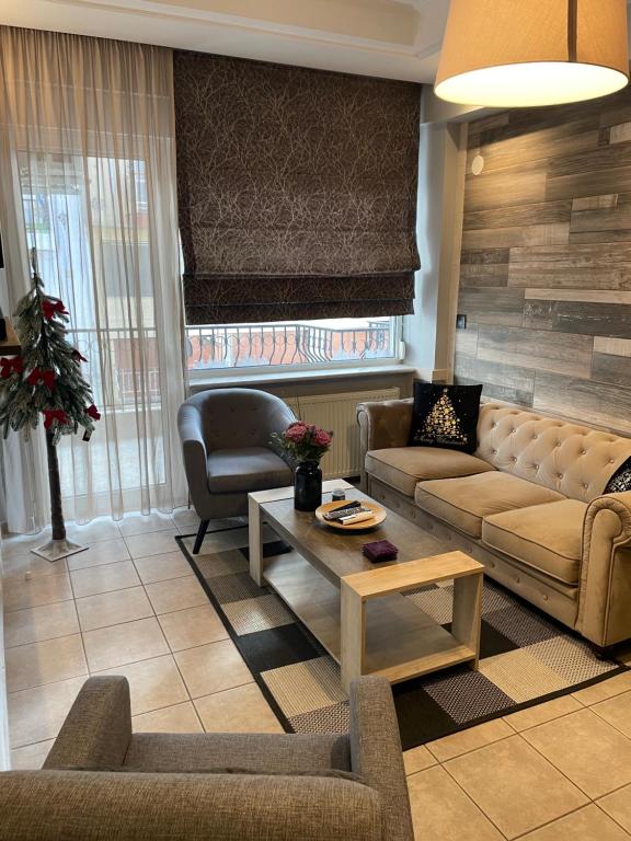 Business Flat Stavroupoli في سلانيك: غرفة معيشة بها أريكة وطاولة