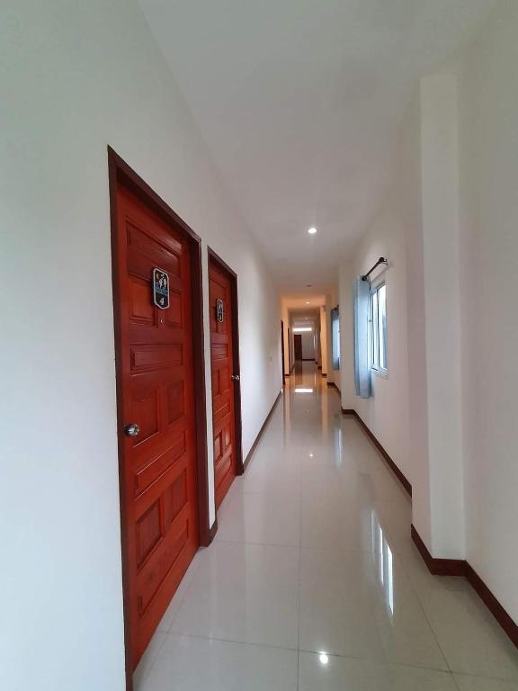 an empty hallway with two wooden doors and a hallway at บ้านในฝัน เชียงคาน in Chiang Khan
