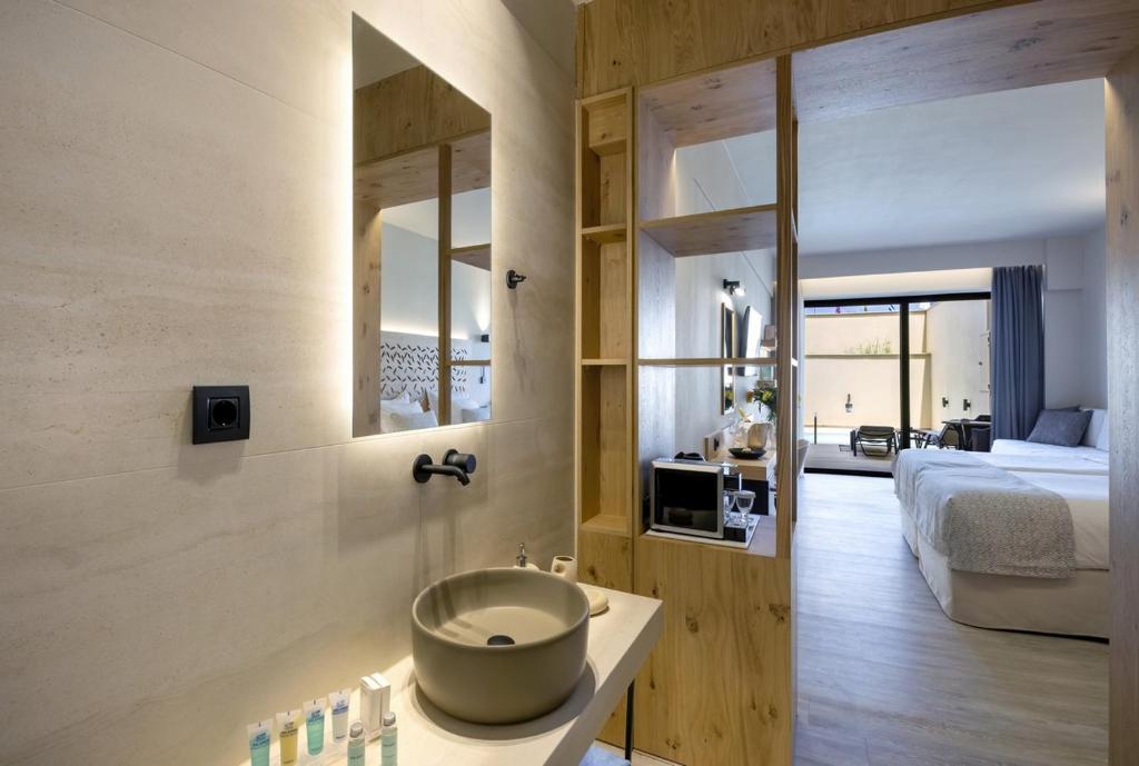 Atlantis Beach Hotel - 12