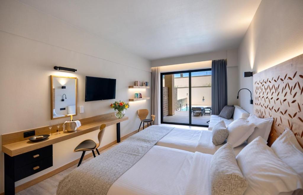 Atlantis Beach Hotel - 11