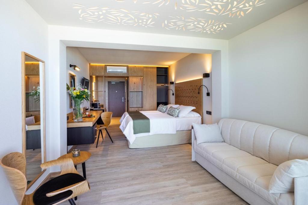 Atlantis Beach Hotel - 16