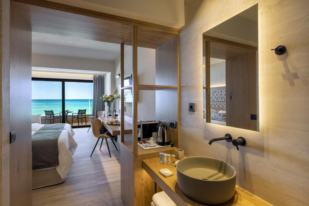 Atlantis Beach Hotel - 15