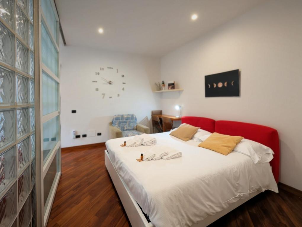 una camera da letto con un letto grande con testiera rossa di CHARMING HOME LE RUOTE a Firenze