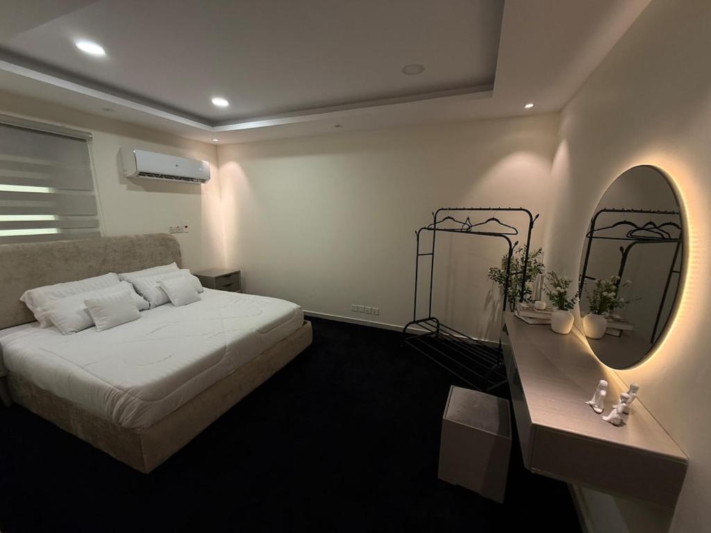 En eller flere senge i et værelse på شقة سكنية خاصة غرفتين نوم وصالة أنيقه