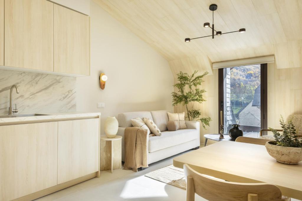 un soggiorno con un divano bianco e un tavolo di Cima Panticosa by BeValle a Panticosa