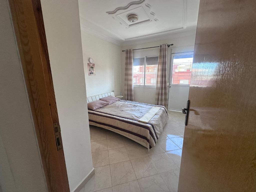 ベルカンヌにあるappartement confortableの部屋の中にベッドがある小さな寝室