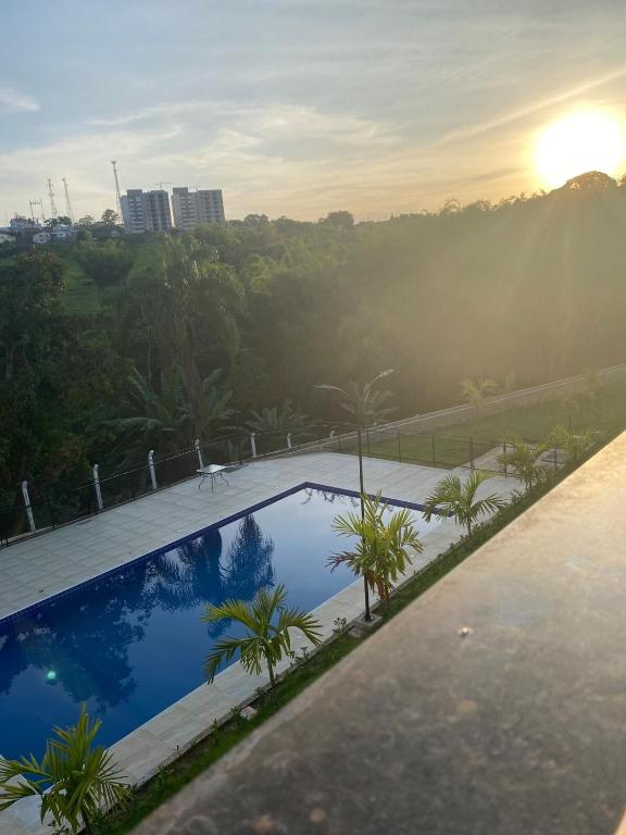 a swimming pool on the roof of a building at Apartamento in Espirito Santo Do Pinhal