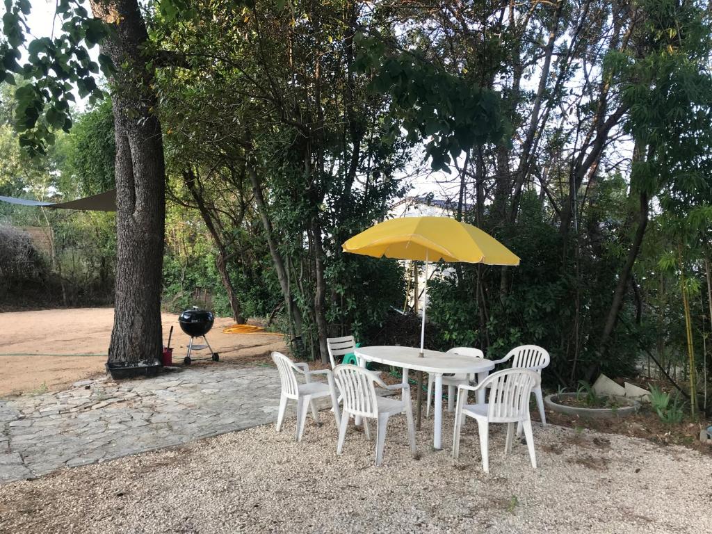 En have udenfor MAISON et PISCINE PRIVEE