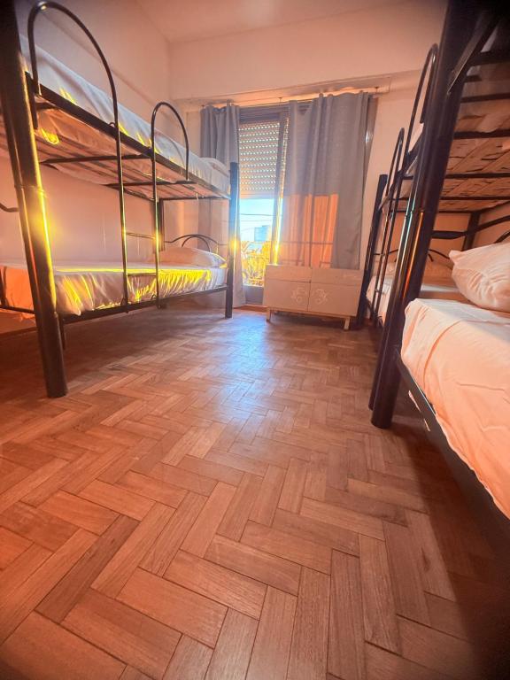 Ένα ή περισσότερα κρεβάτια σε δωμάτιο στο OLO Hostel & Bar Club VIEDMA