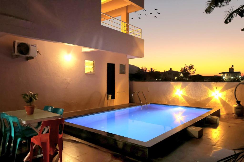 Swimmingpoolen hos eller tæt på ll EMPYREAN STAY ll SUPREME VILLA ll 3BHK II PVT POOL II MINI BAR AREA II AC