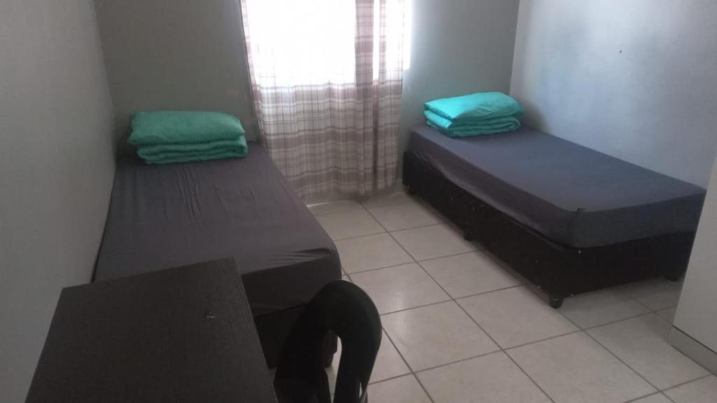 En eller flere senge i et værelse på Bellville Backpackers