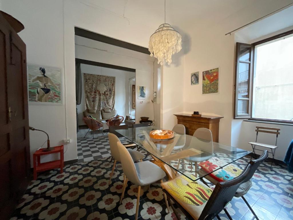 een woonkamer met een glazen tafel en stoelen bij Maison de l artiste Zangs in Narbolia