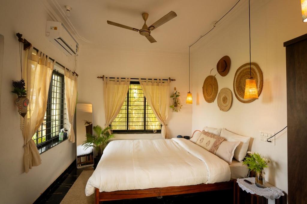 En eller flere senge i et værelse på Barbados Tropical Studio by SiyaU