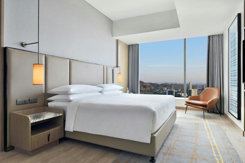 Giường trong phòng chung tại Marriott Executive Apartments Navi Mumbai