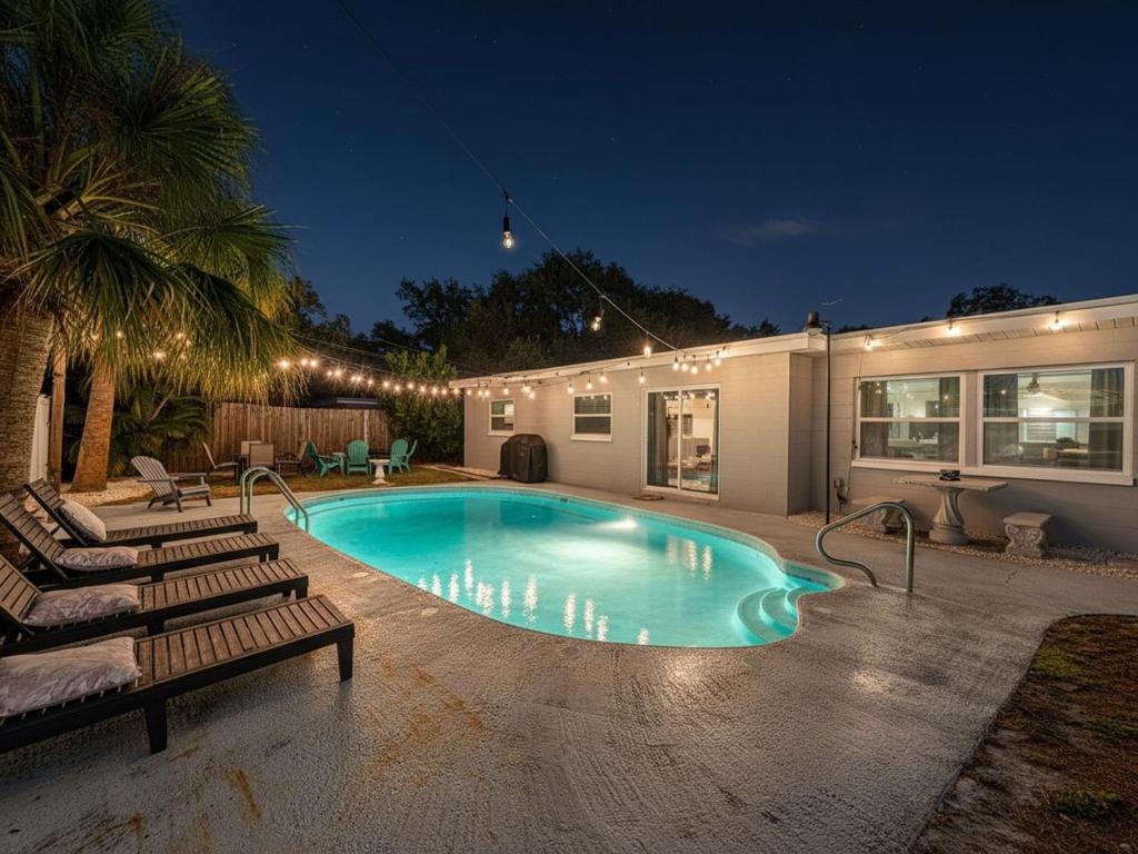 une piscine dans un jardin la nuit dans l'établissement 3485 Floral Drive SE, à Four Corners