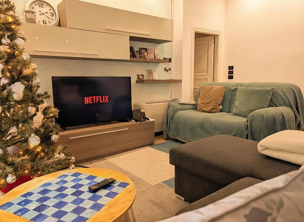 Sweet Dreams Elegance Spa, Colazione & Relax في تْشيانشانو تيرمي: غرفة معيشة مع شجرة عيد الميلاد وتلفزيون