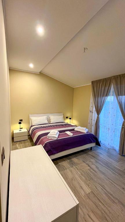 a bedroom with a large bed in a room at Belvedere Vallata Affitti Brevi in Vallata