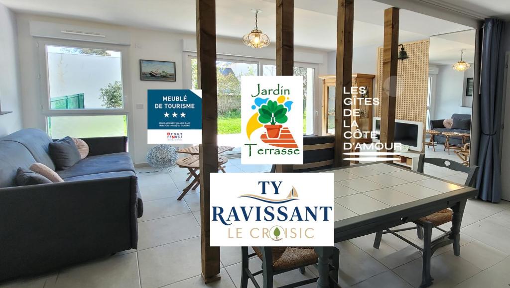 een kamer met een tafel, stoelen en borden bij Ty ravissant - Les Gîtes de la Côte d'Amour in Le Croisic