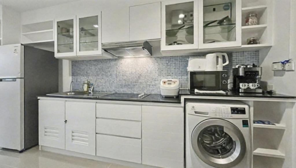 فضای داخلی Kris - Modern Spacious 2 Bedrooms Condo with Pool در پوکت - تصویر ۳