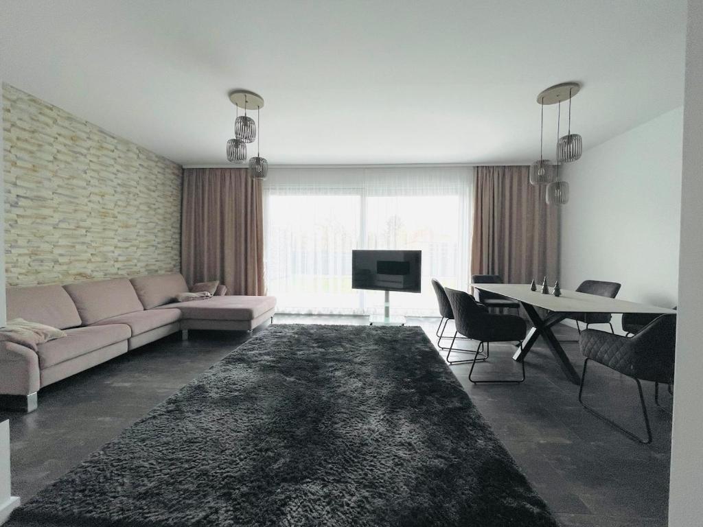 ein Wohnzimmer mit Sofa und Tisch in der Unterkunft Exklusive Haushälfte zentrumsnah in Magdeburg