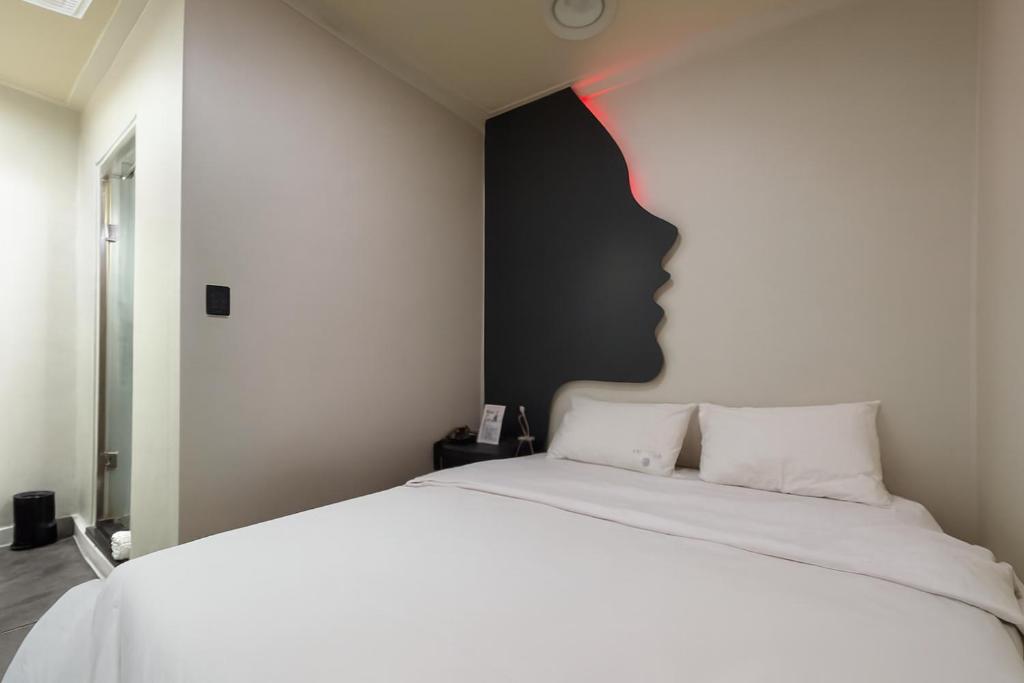 Ένα ή περισσότερα κρεβάτια σε δωμάτιο στο Carlton Hotel