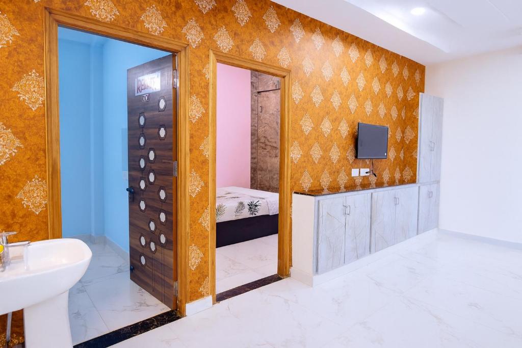 Фотография из галереи Brand New 2bhk Spacious and stylish AC apartments in Tirupati with modern amenities and kitchen near bus stand and railway station, easy access to all local Temples в городе Тирупати