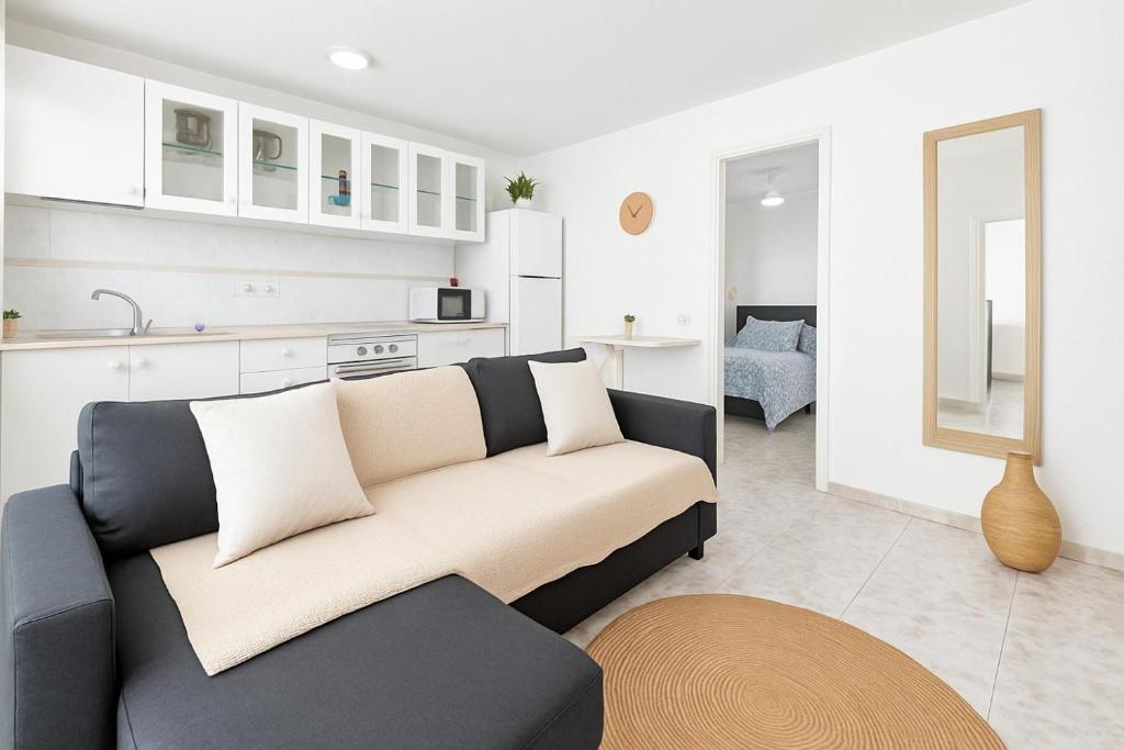 a living room with a couch and a kitchen at VISTA MAR Complejo La Colina in San Agustin